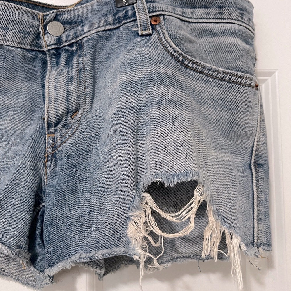 Levi's Women's Classic Blue Jean Shorts - Picture 5 of 9